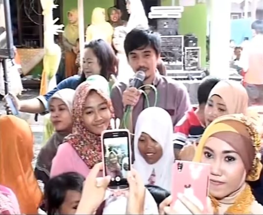 momen Duta hadir di acara kondangan © berbagai sumber