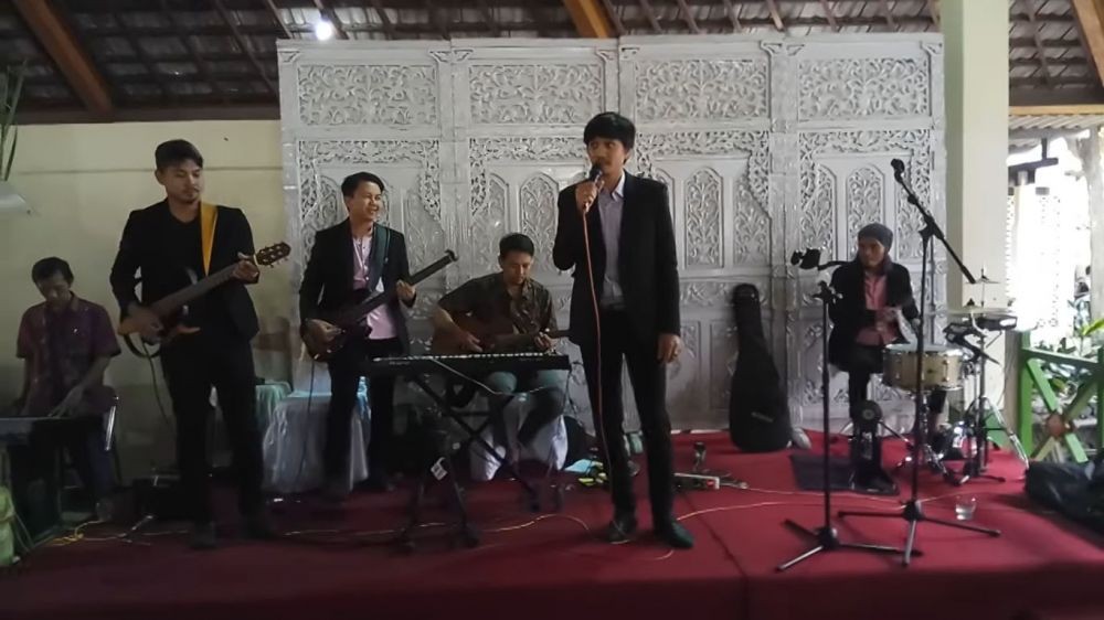 momen Duta hadir di acara kondangan © berbagai sumber