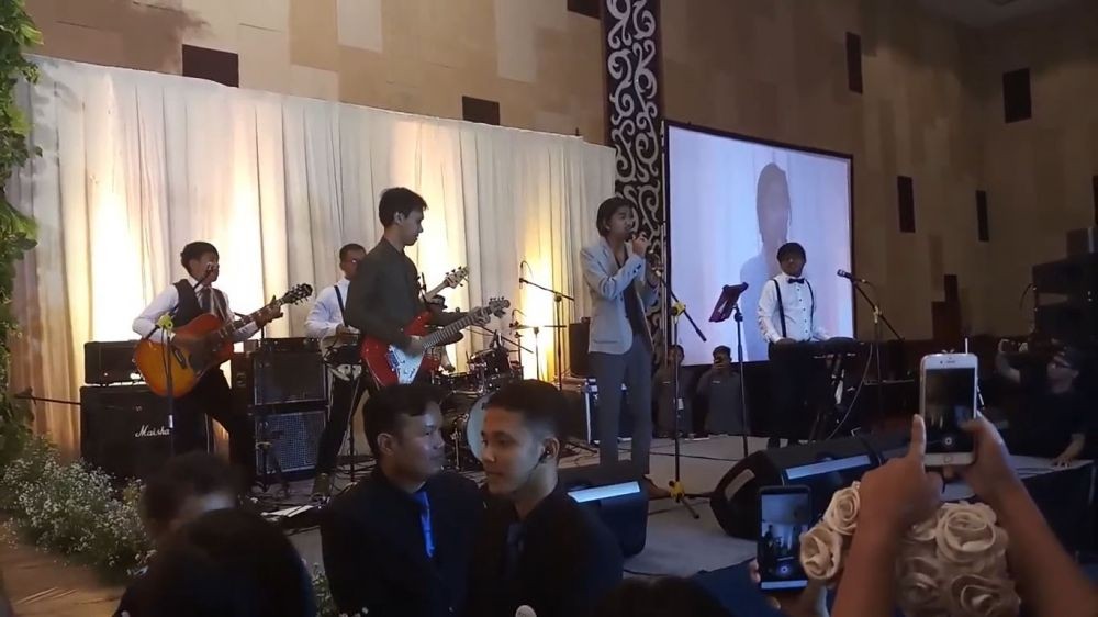 momen Duta hadir di acara kondangan © berbagai sumber