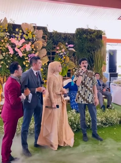 momen Duta hadir di acara kondangan © berbagai sumber