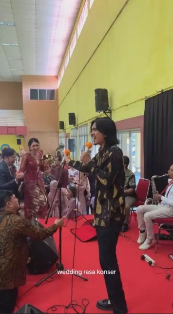 momen Duta hadir di acara kondangan © berbagai sumber