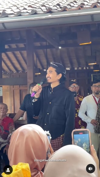 momen Duta hadir di acara kondangan © berbagai sumber