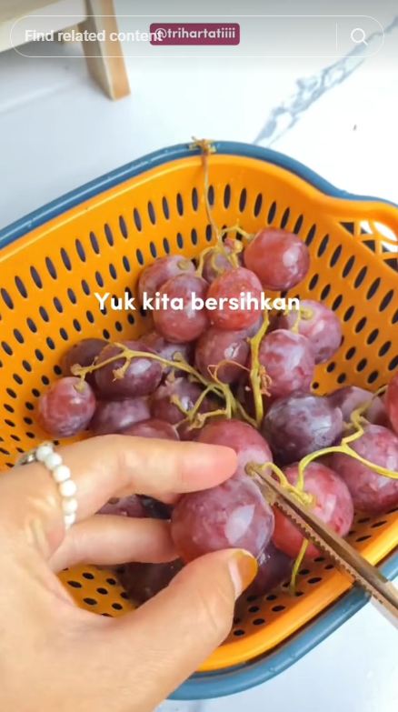 Tak perlu baking soda dan cuka, begini cara bersihkan lapisan lilin anggur pakai 2 bahan dapur