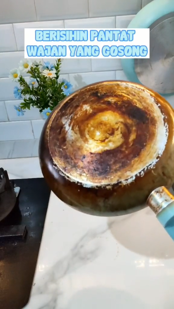 Tanpa sitrun, ini cara ampuh menghilangkan kerak di pantat wajan agar kinclong lagi cuma modal Rp5.000