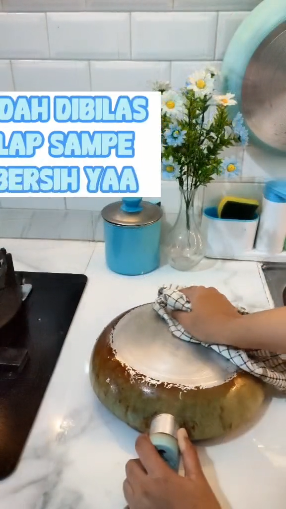 Tanpa sitrun, ini cara ampuh menghilangkan kerak di pantat wajan agar kinclong lagi cuma modal Rp5.000