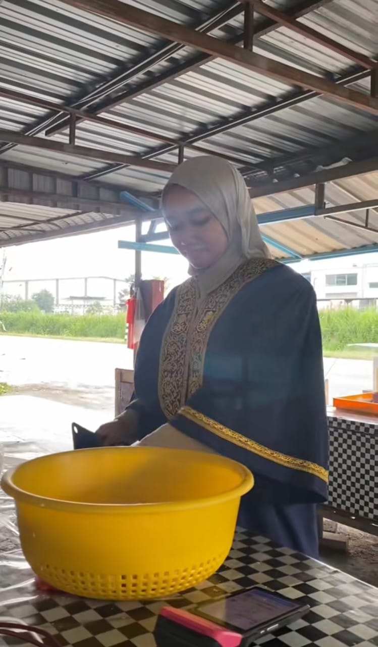 jualan pakai toga © TikTok