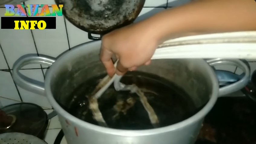 Bukan pakai setrika atau hair dryer, ini cara atasi karet pintu kulkas longgar dengan 1 bahan dapur