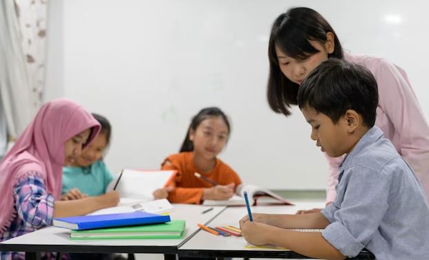 Contoh kata ganti orang ketiga freepik.com