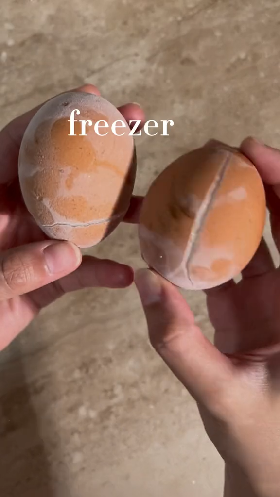 Wanita ini goreng telur beku mentah jadi egg tempura ala anime, hasilnya bikin ngelus dada
