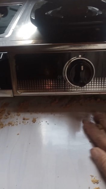 Tanpa tisu, ini trik bersihkan tumpahan minyak di keramik dapur pakai 1 bahan sederhana