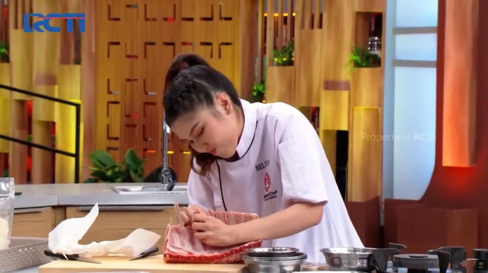 momen Belinda kesulitan potong daging © berbagai sumber