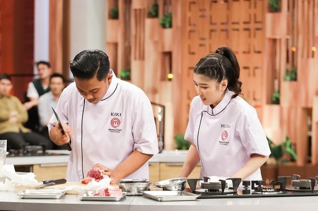 momen Belinda kesulitan potong daging © berbagai sumber