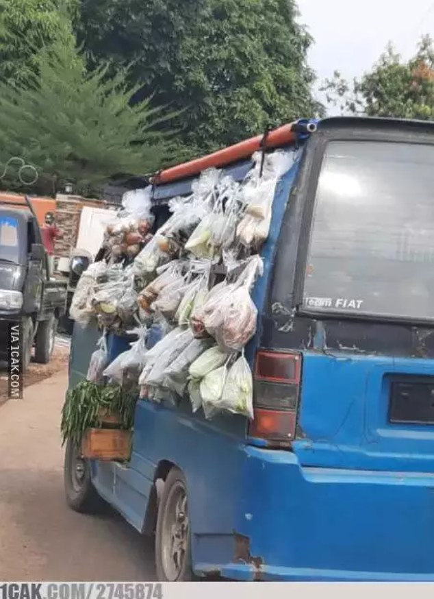Potret kocak dagangan absurd Berbagai sumber Potret kocak dagangan absurd Berbagai sumber