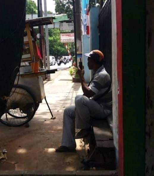 pedagang bawa ht berbagai sumber