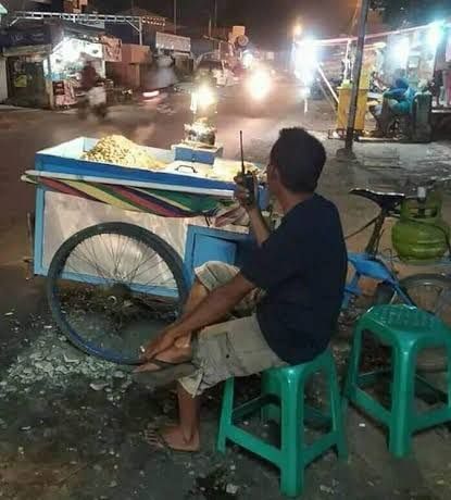 pedagang bawa ht berbagai sumber