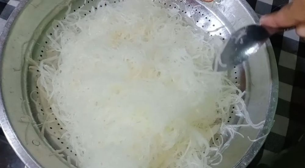 Pakai 1 bahan, ini trik rebus bihun agar matang sempurna, tak menggumpal, dan antilengket saat dimasak