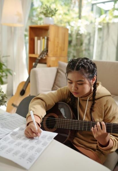 Contoh simile dalam lagu bahasa Inggris freepik.com