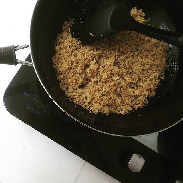 20 Cara membuat abon ayam ala rumahan, enak, gurih, dan bikin nagih