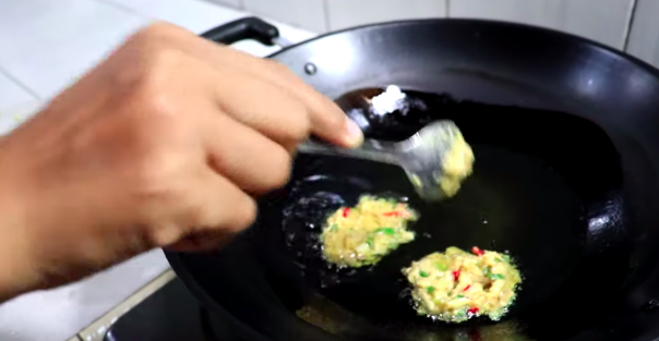 Bukan terong, ini trik bikin bakwan tebal dan tak menyerap banyak minyak cukup tambah 1 bahan makanan