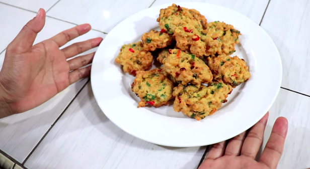 Bukan terong, ini trik bikin bakwan tebal dan tak menyerap banyak minyak cukup tambah 1 bahan makanan