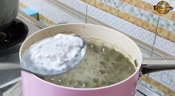 Tak perlu asam jawa, ini trik merebus daun pepaya agar warnanya tetap hijau dan tidak pahit