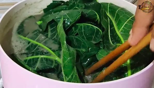 Tak perlu asam jawa, ini trik merebus daun pepaya agar warnanya tetap hijau dan tidak pahit