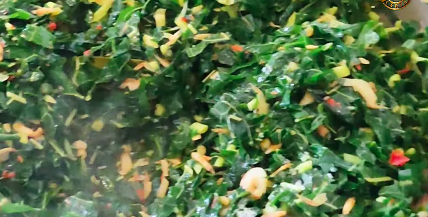 Tak perlu asam jawa, ini trik merebus daun pepaya agar warnanya tetap hijau dan tidak pahit