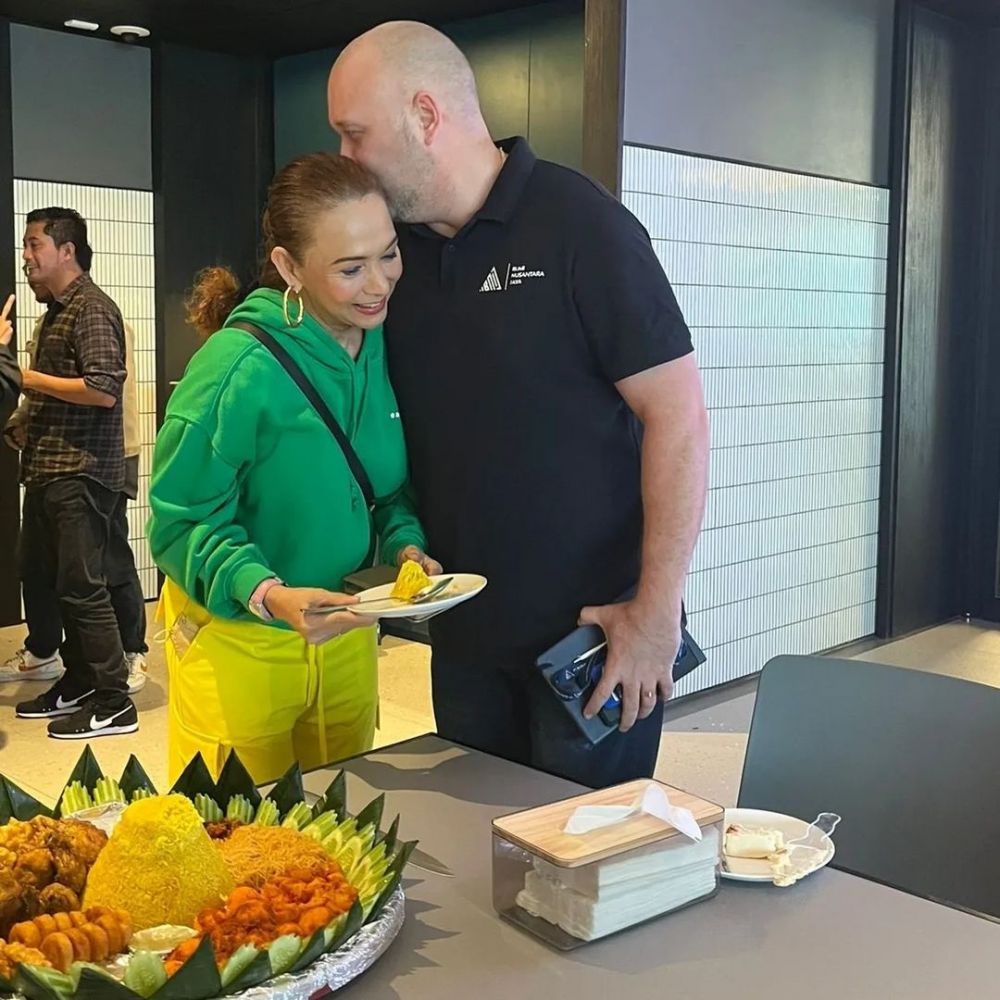 potret kenangan Kiki Fatmala sebelum meninggal dan suami bulenya © berbagai sumber potret kenangan Kiki Fatmala sebelum meninggal dan suami bulenya © berbagai sumber