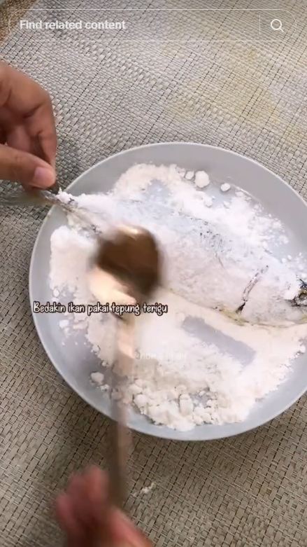 Bukan ditaburi garam, begini cara menggoreng ikan supaya dagingnya tak mengerut dan lengket di wajan