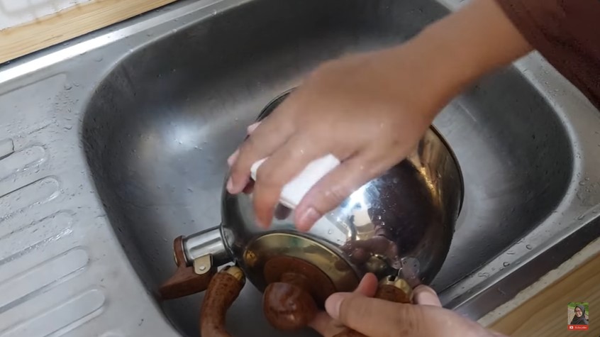 Tanpa baking soda atau sitrun, begini cara bersihkan noda kerak di bagian luar teko cuma pakai 1 bahan
