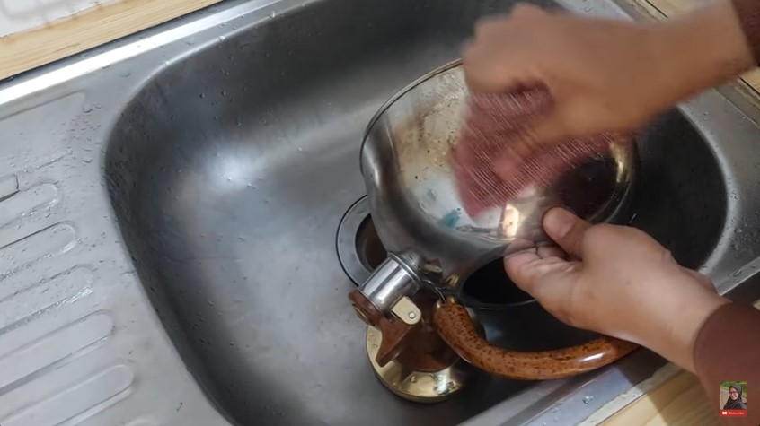 Tanpa baking soda atau sitrun, begini cara bersihkan noda kerak di bagian luar teko cuma pakai 1 bahan