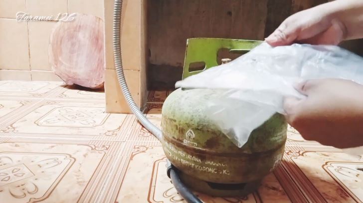 Tak perlu disumpal karet gelang, ini cara mengatasi tabung gas bocor pakai 2 alat sederhana