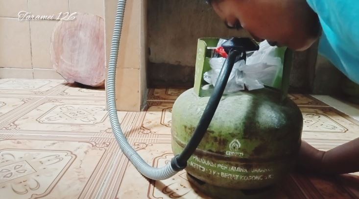 Tak perlu disumpal karet gelang, ini cara mengatasi tabung gas bocor pakai 2 alat sederhana