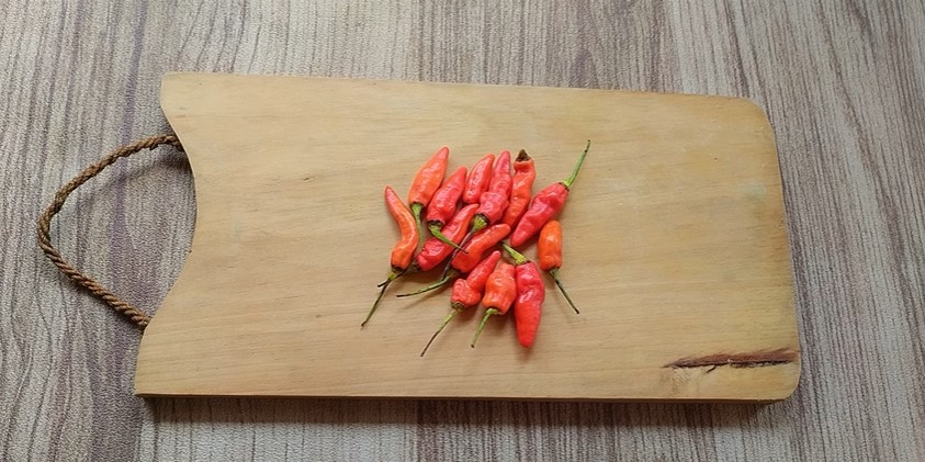 Bukan beras atau minyak, ini trik atasi rasa panas di tangan usai memotong cabai pakai 1 jenis minuman