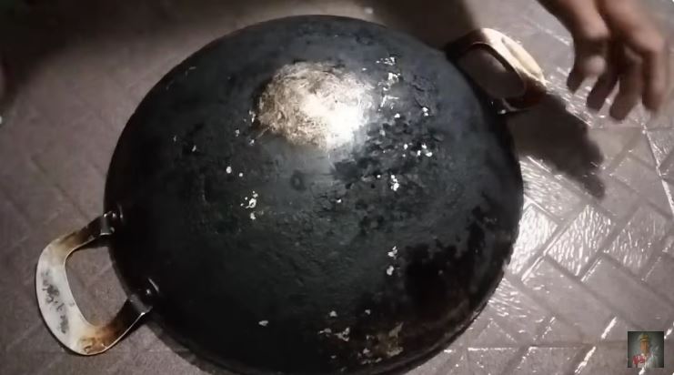 Modal Rp5.000, ini cara bersihkan kerak gosong di pantat wajan agar kinclong lagi pakai 1 bahan dapur
