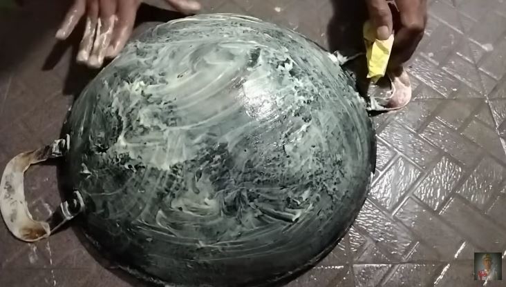 Modal Rp5.000, ini cara bersihkan kerak gosong di pantat wajan agar kinclong lagi pakai 1 bahan dapur