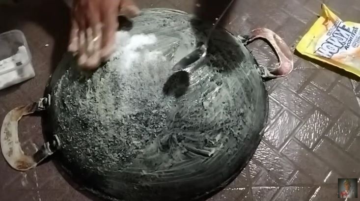Modal Rp5.000, ini cara bersihkan kerak gosong di pantat wajan agar kinclong lagi pakai 1 bahan dapur