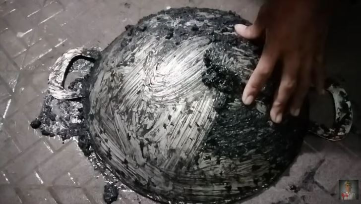 Modal Rp5.000, ini cara bersihkan kerak gosong di pantat wajan agar kinclong lagi pakai 1 bahan dapur