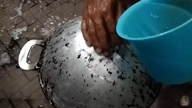 Modal Rp5.000, ini cara bersihkan kerak gosong di pantat wajan agar kinclong lagi pakai 1 bahan dapur