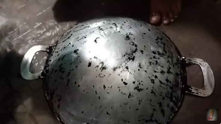 Modal Rp5.000, ini cara bersihkan kerak gosong di pantat wajan agar kinclong lagi pakai 1 bahan dapur