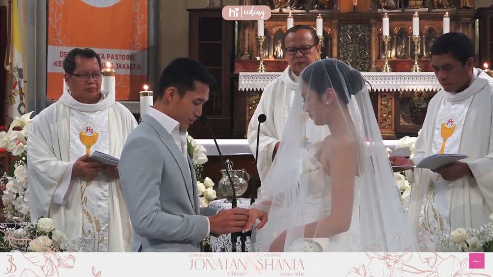 momen pemberkatan nikah Jonatan Christie dan Shanju ex JKT48 © berbagai sumber