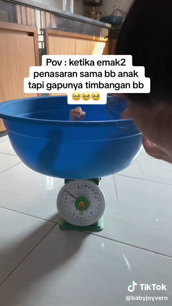 Cara orang tua timbang berat bayi © TikTok Cara orang tua timbang berat bayi © TikTok