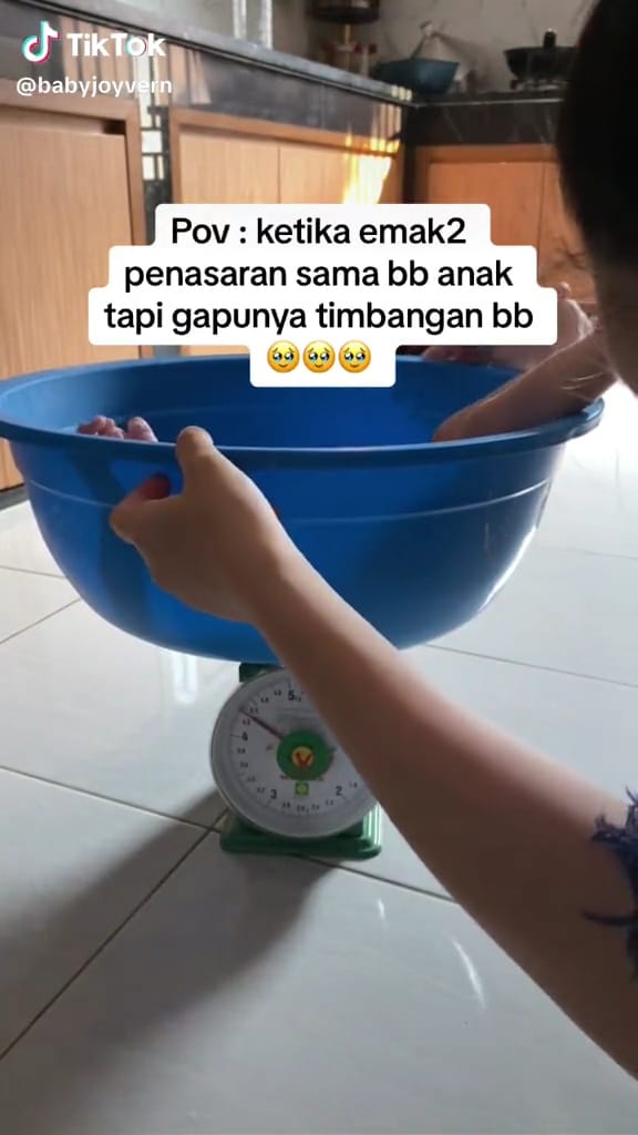 Cara orang tua timbang berat bayi © TikTok Cara orang tua timbang berat bayi © TikTok
