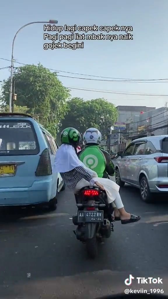 Gaya nyeleneh saat dibonceng Berbagai sumber Gaya nyeleneh saat dibonceng Berbagai sumber