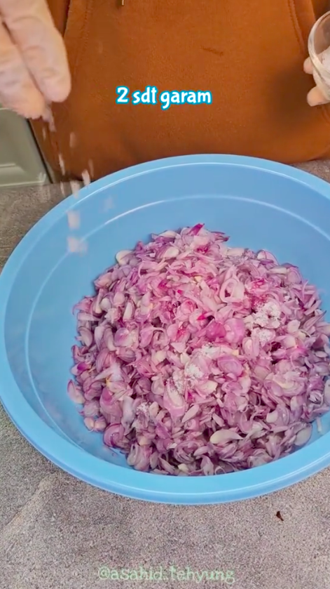 Bukan ditambah tepung beras atau cuka, ini trik goreng bawang merah agar renyah hingga 1 bulan