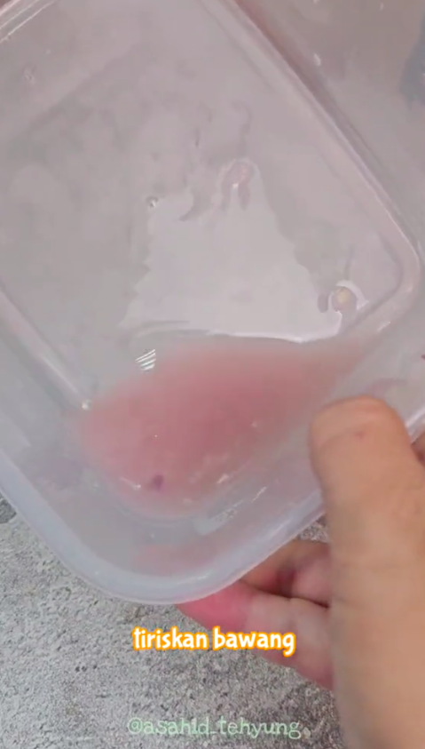 Bukan ditambah tepung beras atau cuka, ini trik goreng bawang merah agar renyah hingga 1 bulan