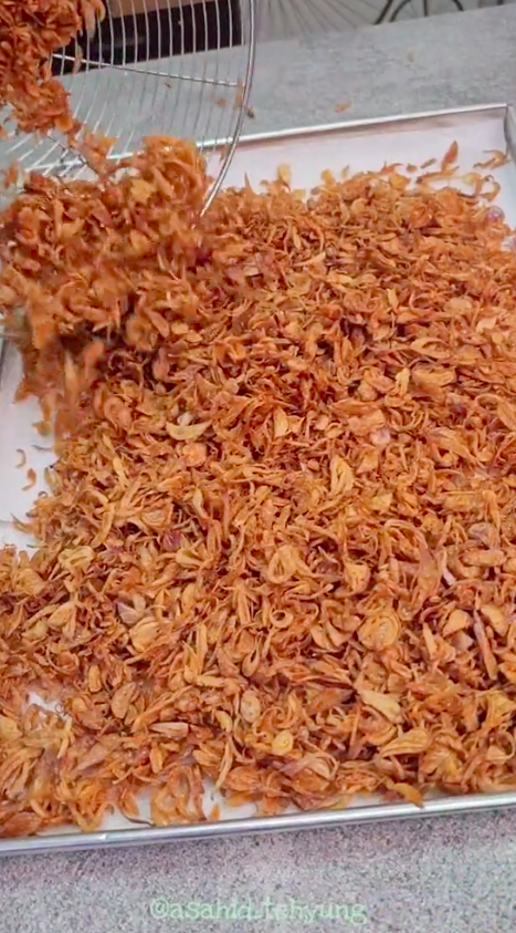Bukan ditambah tepung beras atau cuka, ini trik goreng bawang merah agar renyah hingga 1 bulan