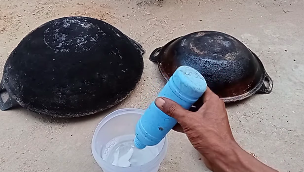 Cuma pakai 3 bahan, ini trik ampuh menghilangkan kerak tebal di pantat wajan