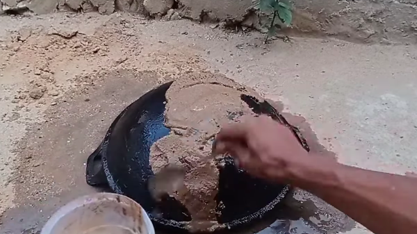 Cuma pakai 3 bahan, ini trik ampuh menghilangkan kerak tebal di pantat wajan