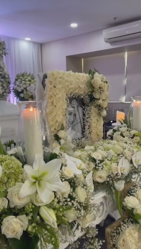 ibadah pelepasan jenazah Kiki Fatmala © 2023 brilio.net ibadah pelepasan jenazah Kiki Fatmala © 2023 brilio.net